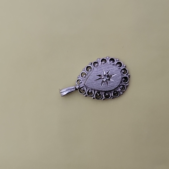 Jewelry - Silver pendant with diamond chip